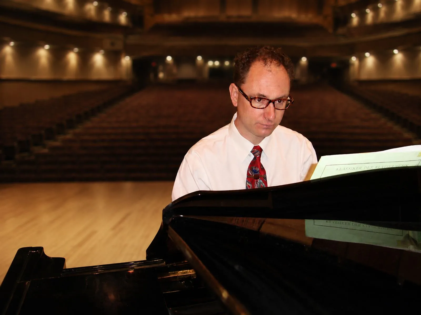 Thomas Penders rehearsing at concert hall grand piano